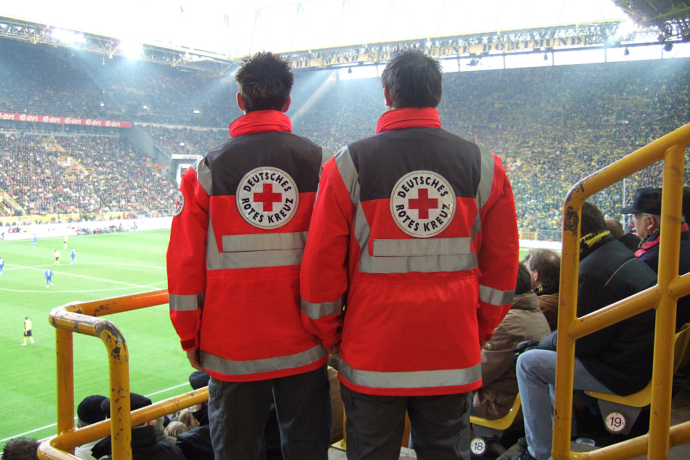 Rettungssanitäter des DRK in einem vollbesetzten Fussballstadion während eines Spiel der Weltmeisterschaft 2006