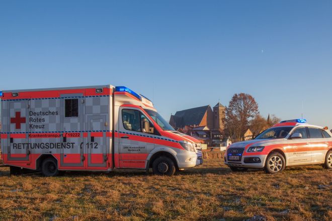 Rettungswagen und Notarztwagen vor dem Dom zu Verden