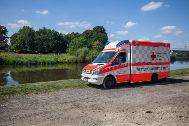 Rettungswagen vor der Aller in Verden