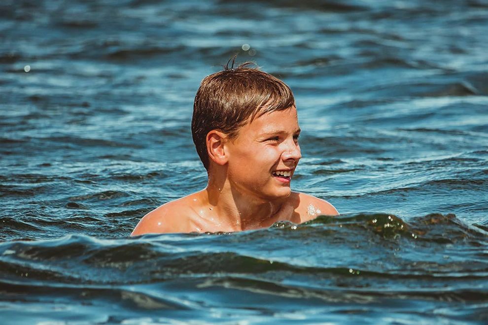 ein Junge im Wasser