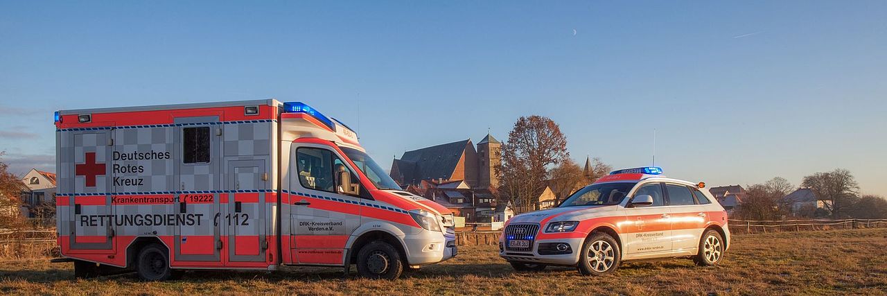 Rettungswagen und Notarztwagen vor dem Dom zu Verden