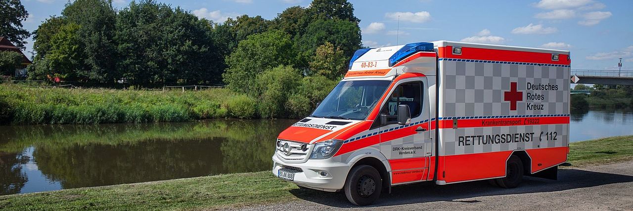 Rettungswagen vor der Aller in Verden