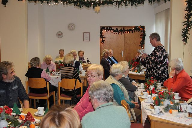 Auf der Weihnachtsfeier des Seniorentreffs liest Heike Tannen etwas vor.