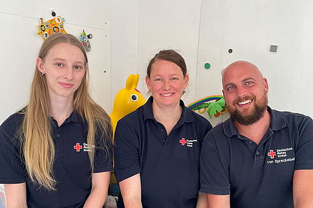Das Foto zeigt (v.l.n.r.): Stella Renz, Larissa Rosenbrock (Leitung der Krabbelgruppe) und Christopher von Spreckelsen.