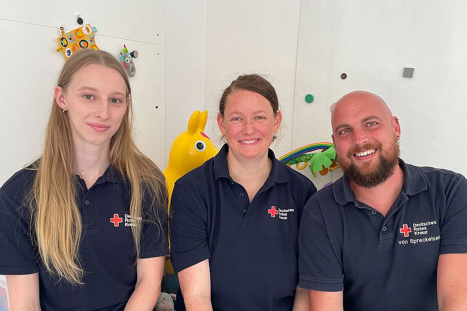 Das Foto zeigt (v.l.n.r.): Stella Renz, Larissa Rosenbrock (Leitung der Krabbelgruppe) und Christopher von Spreckelsen.