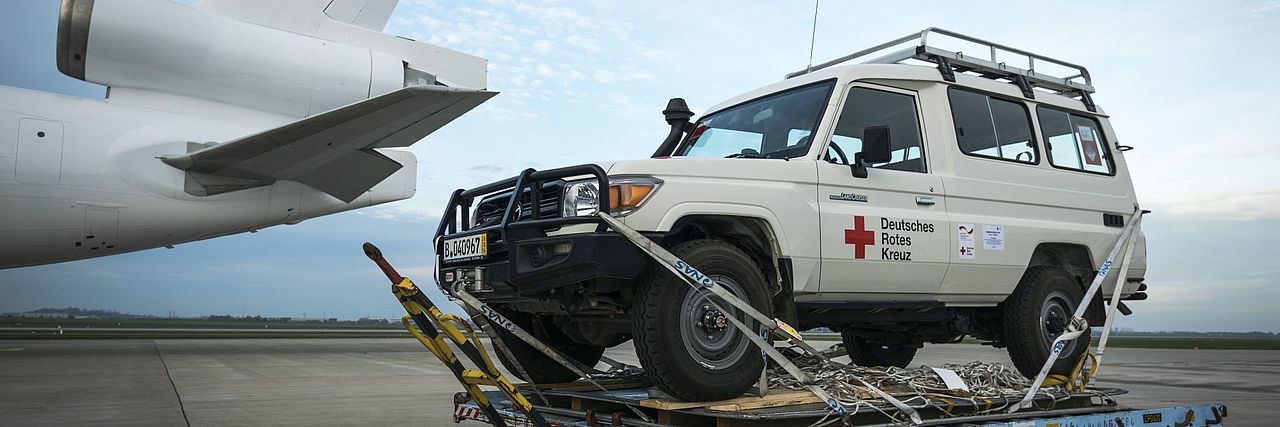 Beladung des Frachtflugzeuges mit 25 Tonnen Hilfsgütern am Flughafen Schönefeld bei Berlin, Jeep des DRK wird verladen.