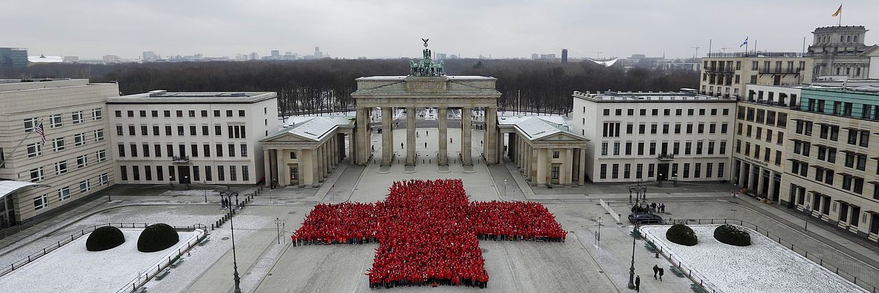 Helfer bilden ein rotes Kreuz vor dem Brandenburger Tor, Ansicht von oben