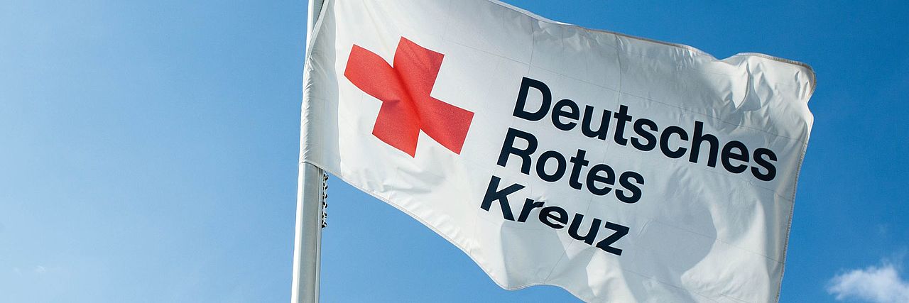 Fahne im Wind mit Kompaktlogo