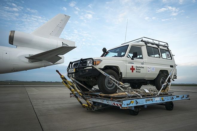 Beladung des Frachtflugzeuges mit 25 Tonnen Hilfsgütern am Flughafen Schönefeld bei Berlin, Jeep des DRK wird verladen.