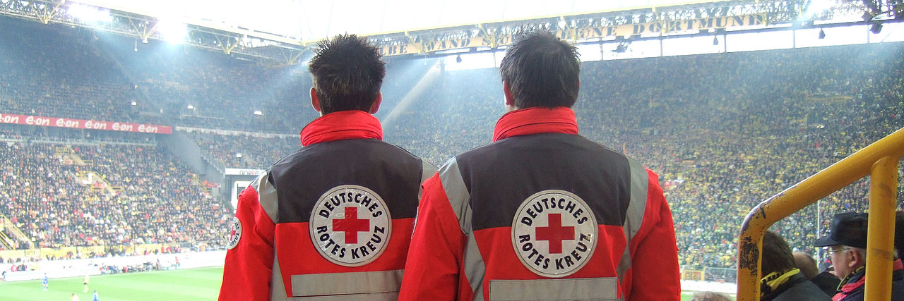 Rettungssanitäter des DRK in einem vollbesetzten Fussballstadion während eines Spiel der Weltmeisterschaft 2006