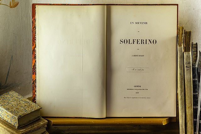 Ausstellung des Buches von Henry Dunant 'Un Souvenir de Solferino' (Eine Erinnerung an Solferino) - Originalausgabe von 1862, gedruckt in Genf