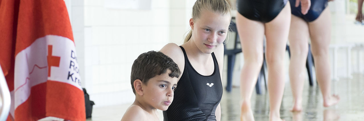Schwimmkurs für Kinder von Flüchtlingen in Anklam, veranstaltet vom DRK Kreisverband Ostpommern