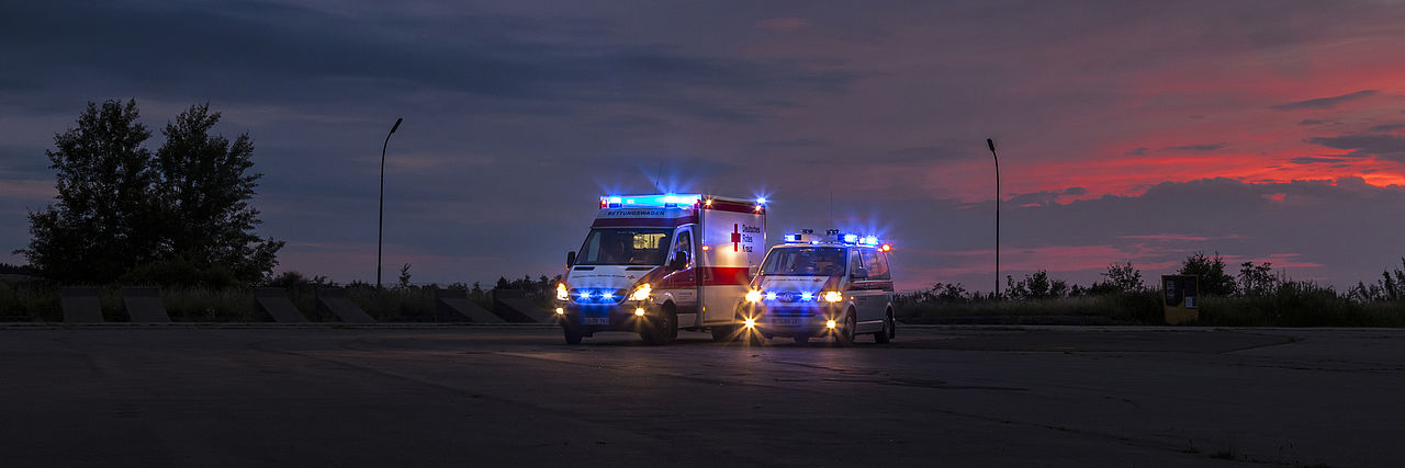 Rettungswagen des DRK-Kreisverbands Euskirchen in der Dämmerung